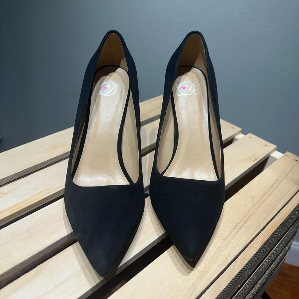 Heart in D Black High Heel Pumps